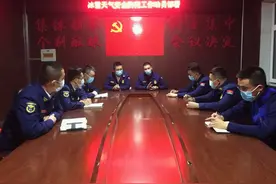 用赤诚融化冰雪——伊美区消防救援大队战风雪保平安图片