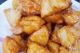 霞姐制作的拔丝苹果 你们猜可以拔多高呢？图片