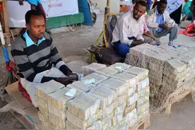 钱像纸一样多的国家，100万连矿泉水都买不到？还有人摆摊卖钱图片