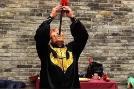 江湖绝技“口吞宝剑”“口吞铁球”这可是真功夫、真绝活图片