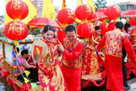 因嫌三千红包太少新娘不愿敬茶，新郎当场取消婚礼：退我20万彩礼图片