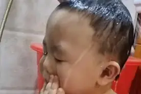 吉林一宝妈无意看到爸爸给孩子洗澡，从头到脚一趟水完成看呆宝妈图片