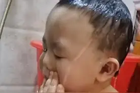 吉林一宝妈无意看到爸爸给孩子洗澡，从头到脚一趟水完成看呆宝妈图片