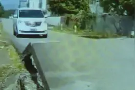 热到地面都受不了？曲江某段路疑“中暑”，水泥路面拱起近1米高图片