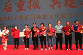 逆行援汉时剃发上“战场”，现在她们带着家人回来了图片