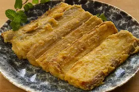 煎带鱼，裹面粉还是淀粉？看看大厨的做法，外酥里嫩，香酥可口图片