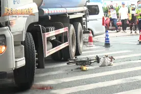 路口监控曝光：南宁女子骑车在斑马线上被撞倒，右腿伤势严重图片