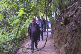 海南省政协副主席吴岩峻一行到景东县考察图片
