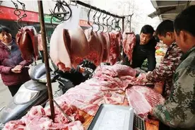 傻子买排骨才专挑肉多的！肉贩：牢记三点，以后吃的都是新鲜排骨图片