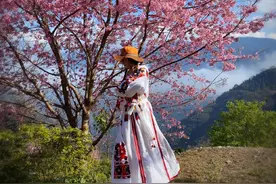 任家萱穿藏族连衣裙真美，扎两个麻花辫，头戴毡帽妥妥的异域美图片