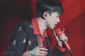 张杰舞台事故揪心一整晚，本人报平安，受伤的不止手部还有腰椎图片