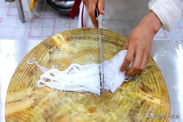 厨师长教你做酒楼大菜：蒜蓉粉丝开边虾，鲜香味美、待客倍有面