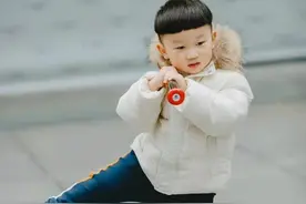 你还在为孩子穿衣发愁？萌娃穿搭指南及建议，温度与风度共存图片