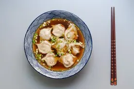 吃思念食品的云吞要先查霉变 表面有黑点当心吃后肚子痛图片