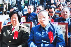 邵华和儿媳刘滨珍贵合影，婆媳其乐融融，邵华非常疼爱儿媳刘滨图片