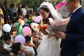 幼儿园老师结婚，家长每人随了500元，隔天家长群里很温馨图片