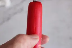 教你一根牙签轻松打开火腿肠！别人看了都夸你聪明图片