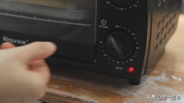 面包不用买着吃了，1碗面粉1包牛奶，在家做柔软拉丝的面包