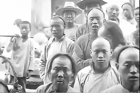 清末真实照片：男子侧卧在床榻上无阳刚之气，宫女晒被子精神不佳图片