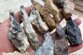 在哈密戈壁滩，有一种石头非常像玉，至今尚未定名图片