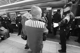 记者跟随北京警察将外地罪犯遣送回原籍，火车座位排布大有讲究图片