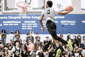 天赋不行？布朗尼正式打脸！17岁，平框扣篮！谁还敢说他不行？图片