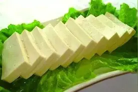 葱煎豆腐，先炒葱还是先煎豆腐？大厨：都不对，难怪豆腐不入味图片