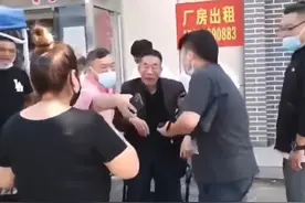 89岁杨少华疑身体抱恙看骨科，众人搀扶轮椅出行，被曝在多地就医图片