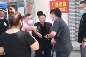 89岁杨少华疑身体抱恙看骨科，众人搀扶轮椅出行，被曝在多地就医图片