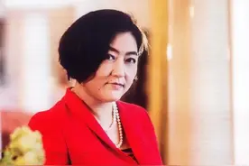 她掌控25亿美元的基金，助力刘强东成功的重要女人，不是奶茶妹妹图片