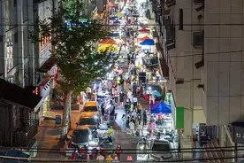 地摊火了、夜市开了！城管喊小贩出来摆摊，对方反应亮了图片