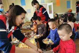 幼儿园伙食费几百到上千，有啥区别？高端幼儿园：每周西餐加海鲜图片