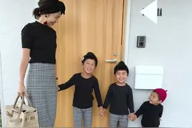 妈妈和3个儿子的每日穿搭，爸爸就是专门拍照的，超有爱图片