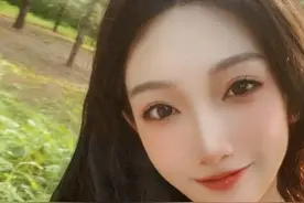 都美竹风波后首出镜，化淡妆比剪刀手心情超好，据悉还有大瓜未曝图片