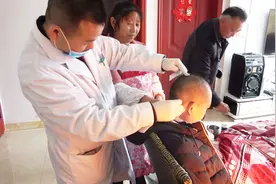 实拍村医为群众扎“宫氏脑针”针，边扎边晃