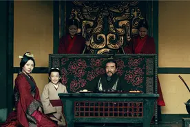 曹操枕着宠妾午休，醒来后下令：乱棒打死，这是为何？图片