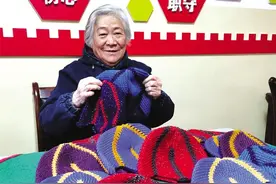 84岁的刘奶奶为孩子们织了19顶小花帽图片