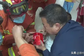 幼童被玩具消防车卡手   消防员解困后邀其坐真消防车图片