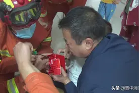 幼童被玩具消防车卡手   消防员解困后邀其坐真消防车图片