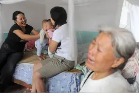 孩子未满3岁不要跟老人同床睡，其实并非小题大做，父母都该看看图片