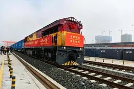 新华全媒+｜首次整列！满载“贵州造”的中欧班列从贵阳发车图片