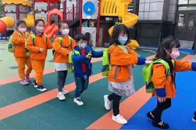 3岁女儿放学回家，紧扯裤子说“不能尿尿”，宝妈脱下裤子后气哭图片