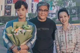 秦海璐与小17岁男星搭档演情侣，被偷亲后好娇羞，曾豪言不拍吻戏图片
