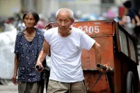 河南拾荒夫妇 蜗居地下室17 年，只为替三个儿子还债，看了就心酸图片