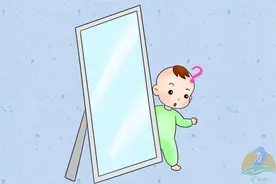 为什么婴儿照镜喜欢“亲自己”？宝宝到这个月龄，就能认出自己了图片
