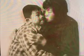 涂磊晒照怀念母亲，妈妈生产后就瘫痪在床，全靠老公儿子背着出门图片