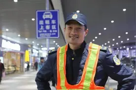 曾经的CBA冠军，退役后指挥交通，妻子是红极一时的啦啦队队长图片