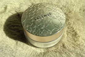 大干皮公认的四款“零差评”散粉：黛珂保湿隐形，MAC自带磨皮图片