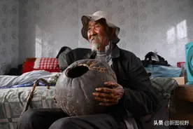 101岁农村爷爷，抽了80多年老旱烟，用了60年的葫芦都“包浆”了图片