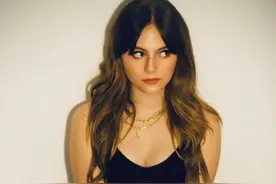 出生在听障家庭，内心有着音乐梦想，《乐动心旋律》女主的坚强图片